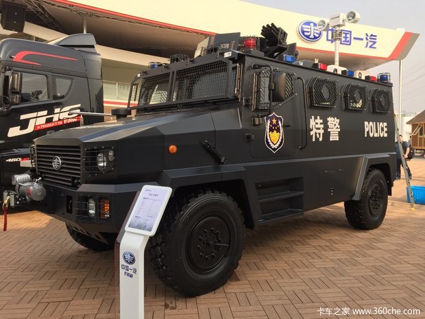 也不甘示弱带来了防爆装甲车而且变速箱用的是一汽解放自主九档amt